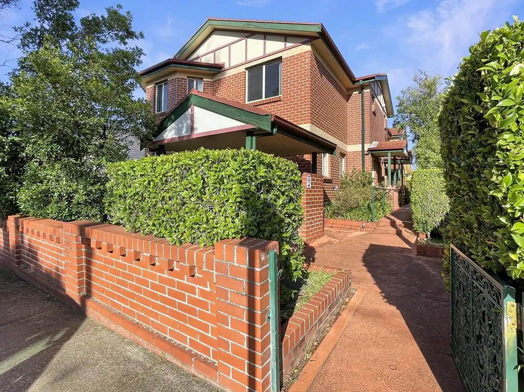 Spacious Two Storey Townhouse !