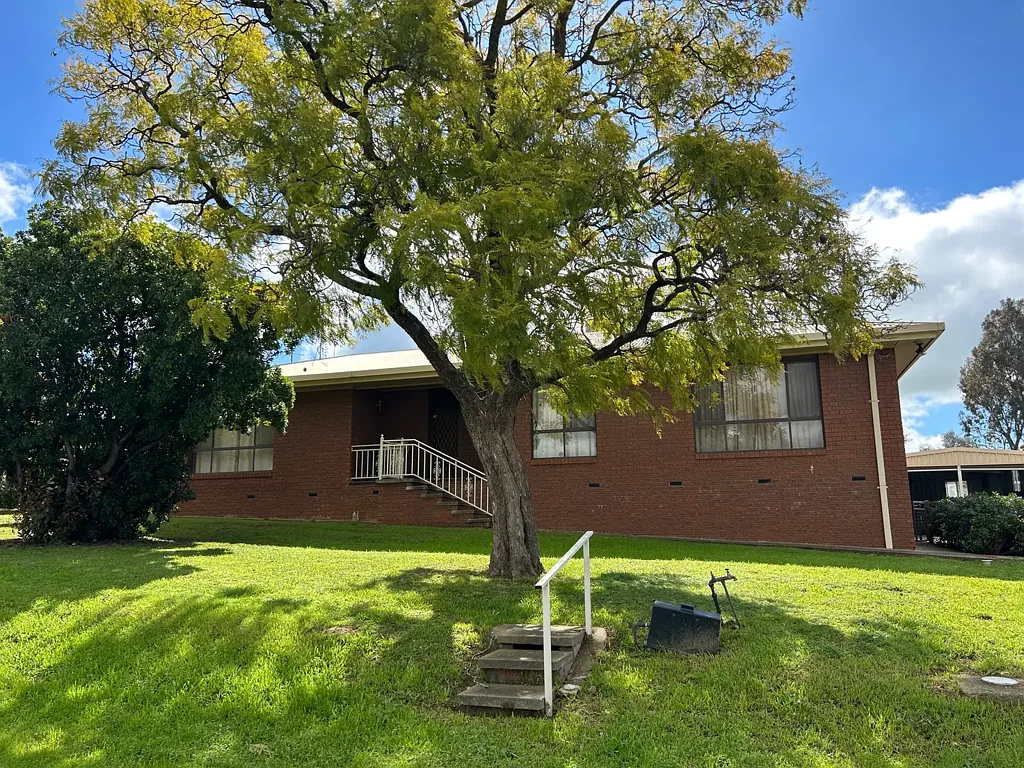 3 Bedroom home with Pleasant Outlook