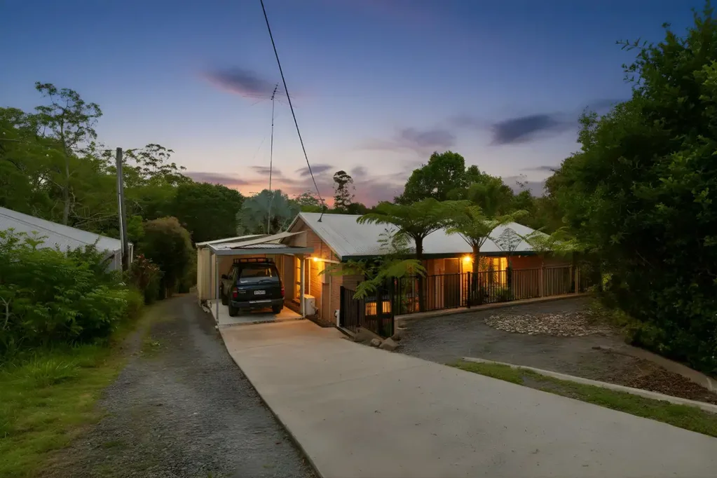 West Woombye 6房  Dual-Dwelling Hinterland Retreat on 2,706m²