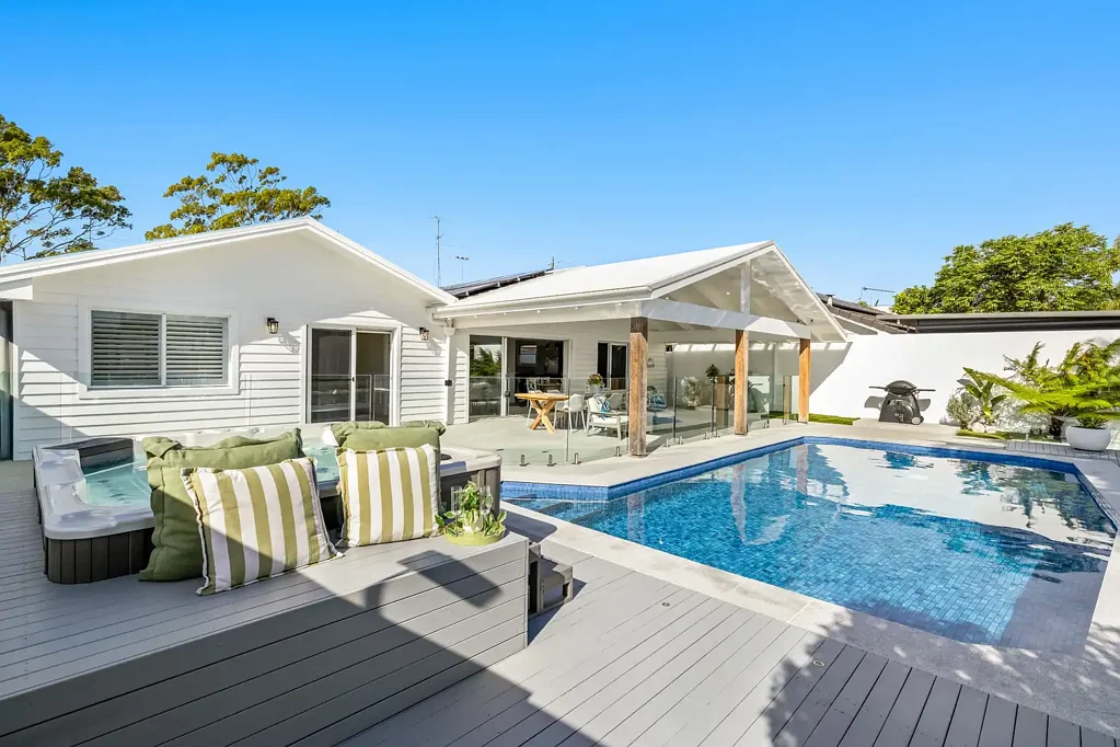 Surfers Paradise 4غرفة نوم Renovated Waterfront Entertainer – An Oasis of Effortless Liveability and Elegance