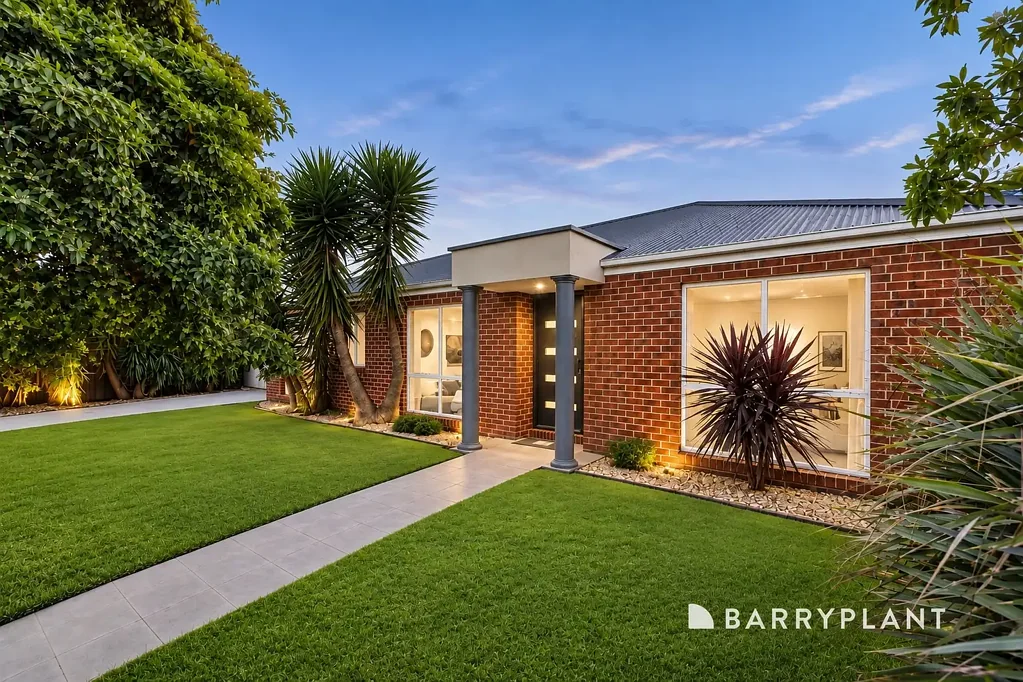 Kilsyth 3બેડરૂમ Stylish, Street-Fronted Living with Nothing More to Do!