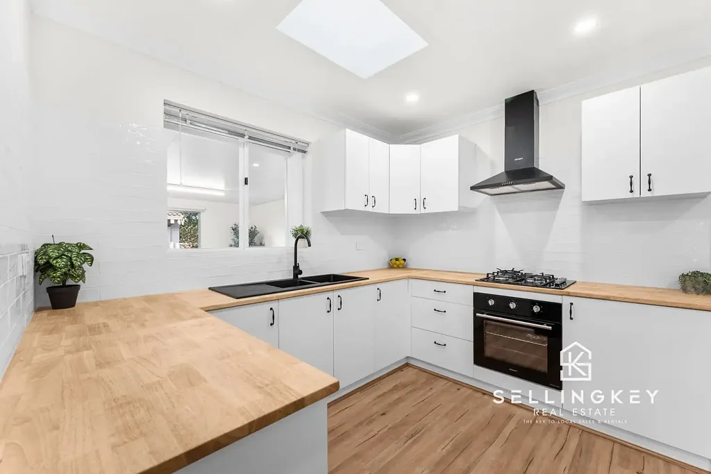 Thornlie 4房  Spacious Family Living + 2 Toilets – Incredible Outdoor Space!