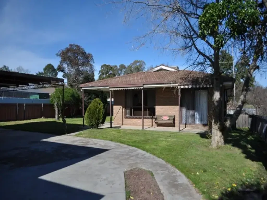 Three Bedroom home on Rutherglen Main Street!