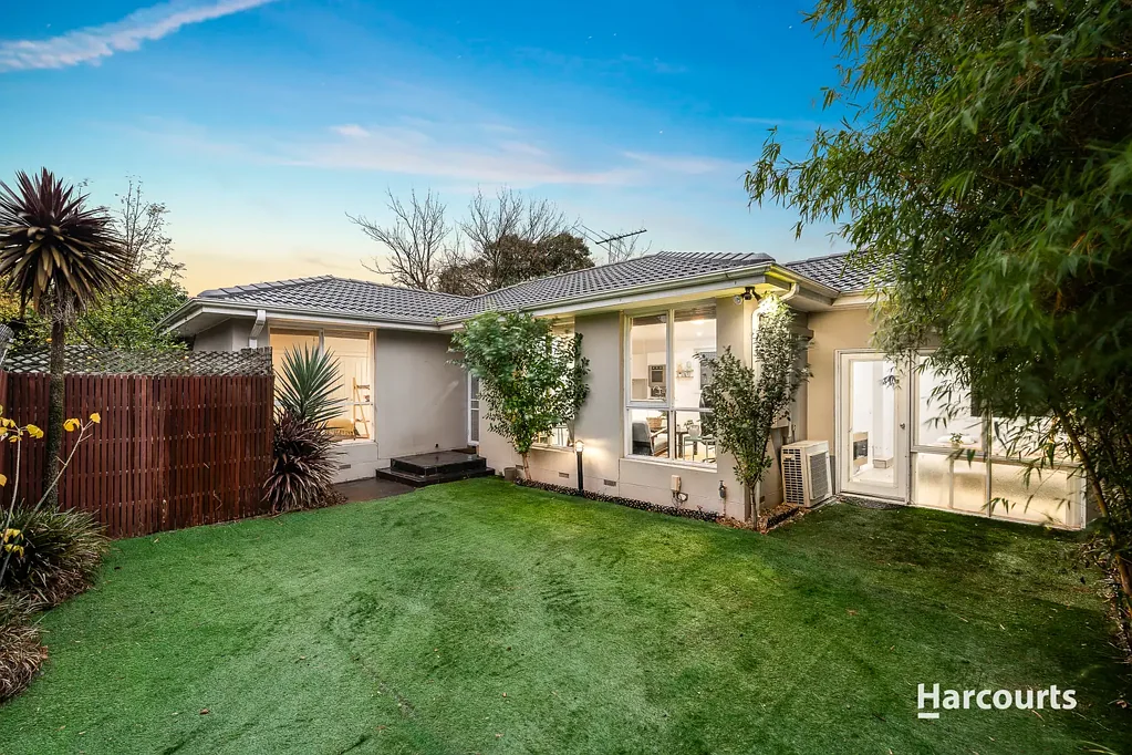 Burwood East 3房 全面翻新3卧2浴单层单元 黄金地段 独立车道 布局优质 步行至繁华中心 现代厨房 不锈钢电器 购物中心&电车近在咫尺适合年轻家庭&投资者 Modern living with Superb Convenience - on its own title
