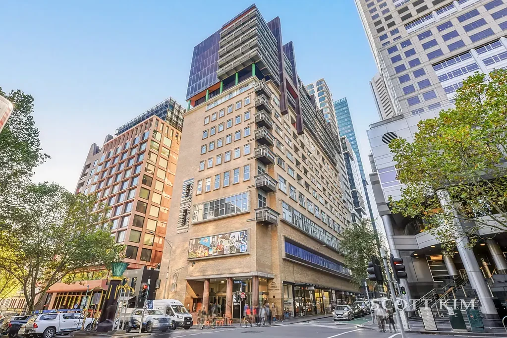 Melbourne 2房 墨尔本巴黎区中心 12楼高采光 81平米两房 Fender Katsalidis设计 弧形特色墙 开放式起居 阳台自然光 独立洗衣房 停车灵活 剧院区近 Iconic Paris-End Living in Landmark Hero Apartments