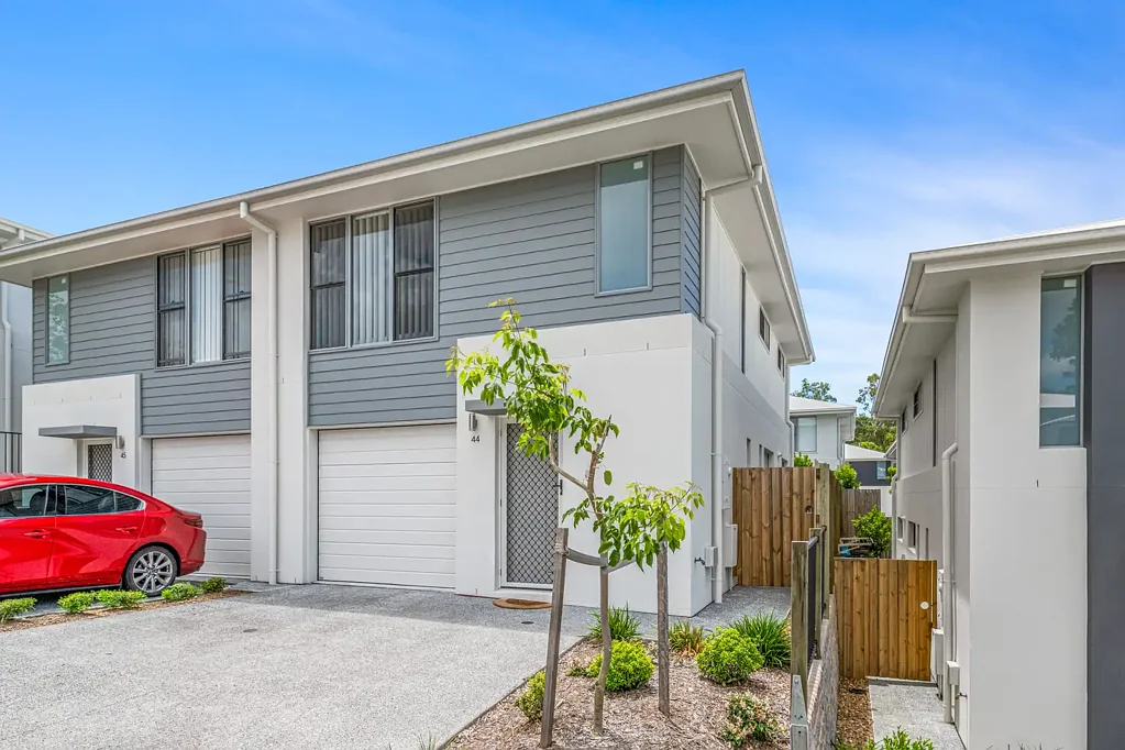 Pimpama 3Kwarto Luxury Living with a Shared Pool