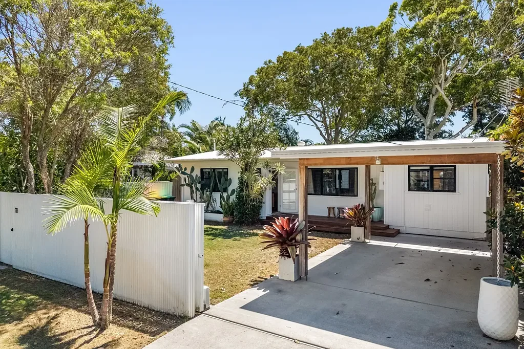 Suffolk Park 3Zimmer Beachside Opportunity – One Street Back from Suffolk Park Beach