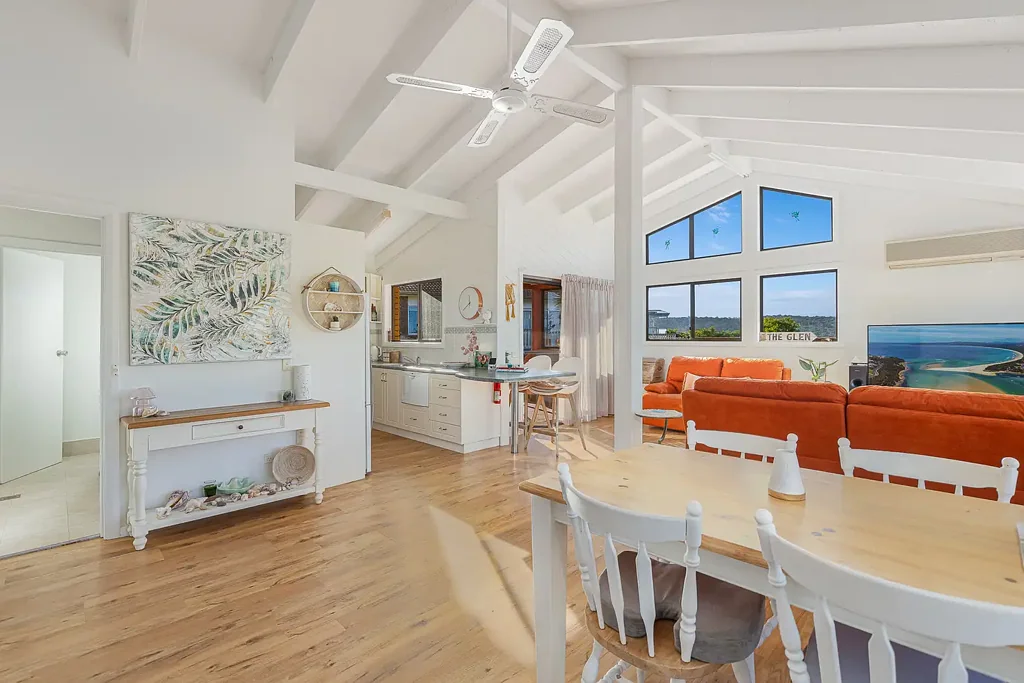 Merimbula 2બેડરૂમ Coastal Charm, Sunlit Living & Elevated Town Views
