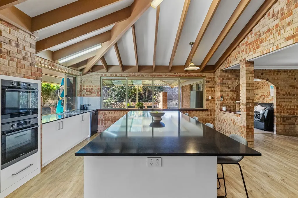 Sorrento 4房  SUPERSIZED FAMILY SANCTUARY WITH QUALITY RENOVATIONS