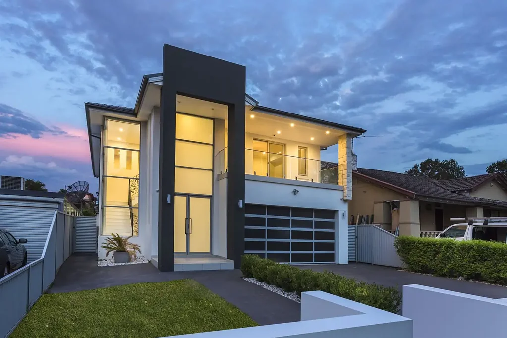 Near New Stunning 5 Bedroom Home