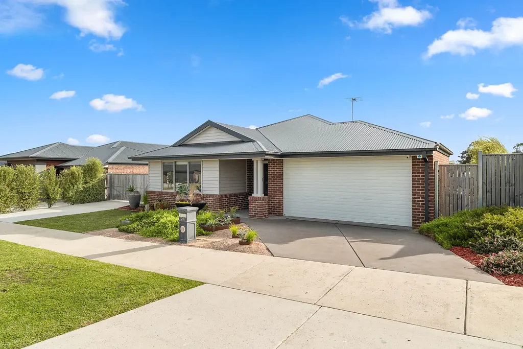 Cowes 4部屋 Immaculate Four-Bedroom Family Home with Dual Driveways