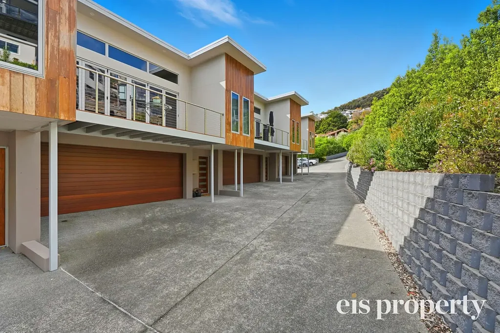 Sandy Bay 3房  Stunning Townhouse with internal Lift - Perfect for all Ages & Needs