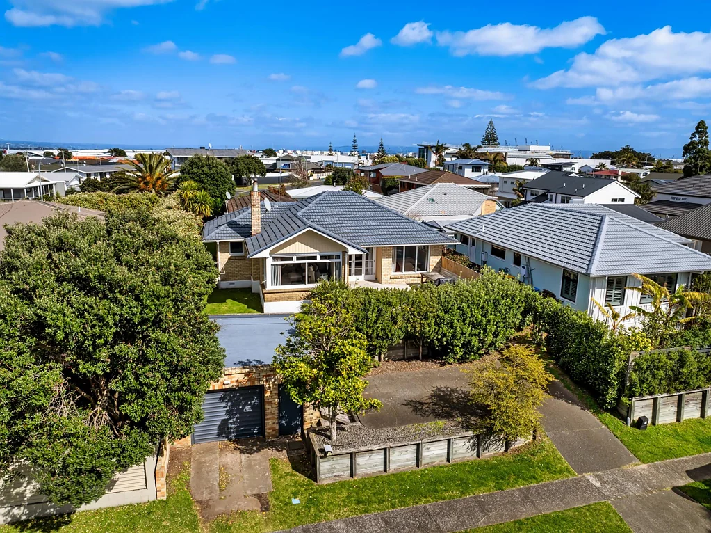 Mount Maunganui 5房  North-facing, elevated and brimming with potential