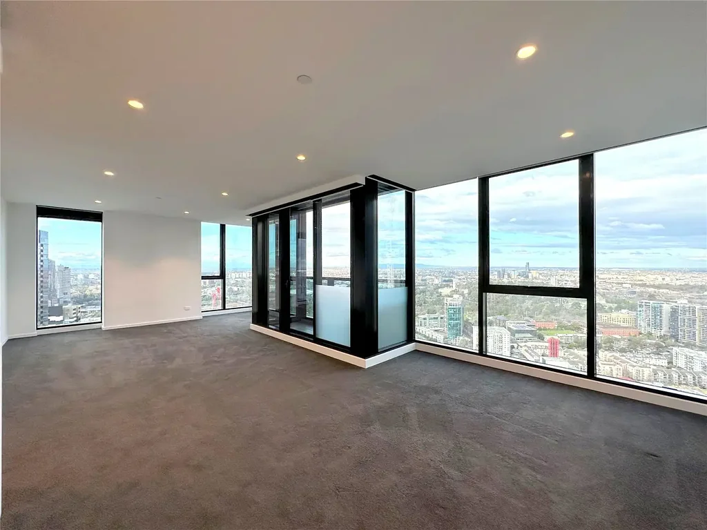 Stunning 3 bedroom apartment with plenty of natural light!