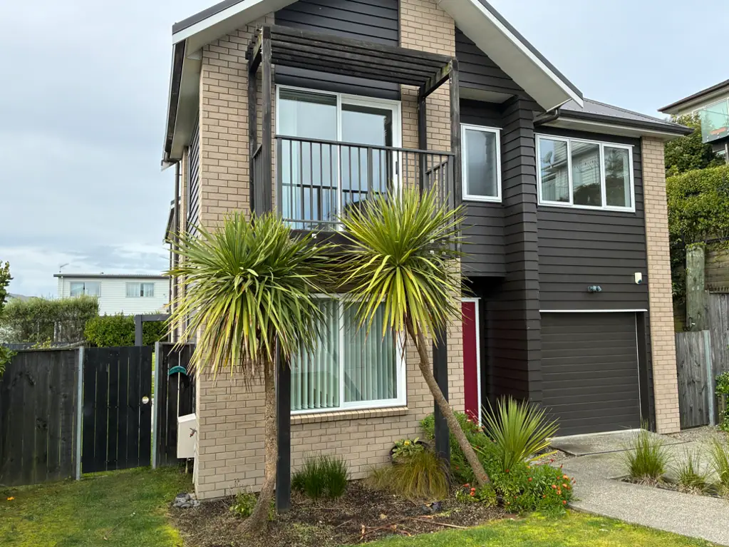 Spacious 4 Bedroom 2 Bathrooms , Space for a boat!