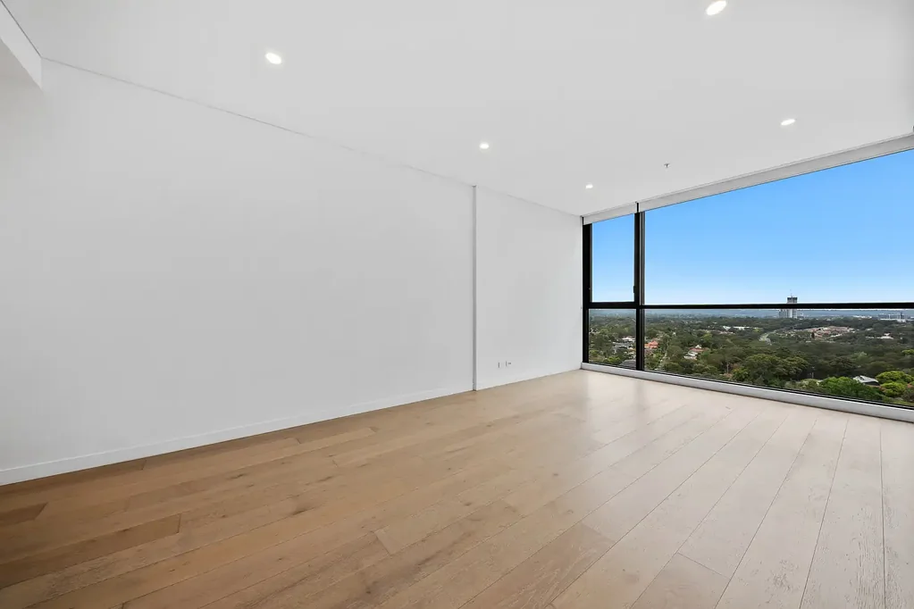 Epping 2房 悉尼天际线景观 开放式厨房石材岛台 朝东北阳台 两卧带柜阳台 全瓷砖浴室 管道空调木地板 楼下医疗托儿所 近Epping站学校 Contemporary apartment complete with magnificent views