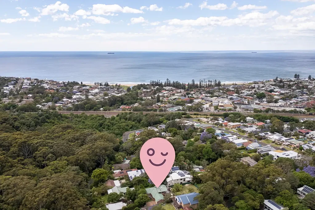 Thirroul 4房 明亮天窗厨房  Westinghouse电器  多层布局  三处户外空间  私密泳池庭院  木质地板生活区  大型双车库  带门僻静车道 Private Sanctuary