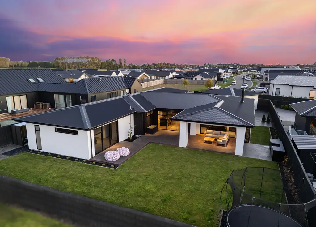 Prebbleton 4Moenga Superb Home - Superior Garaging!
