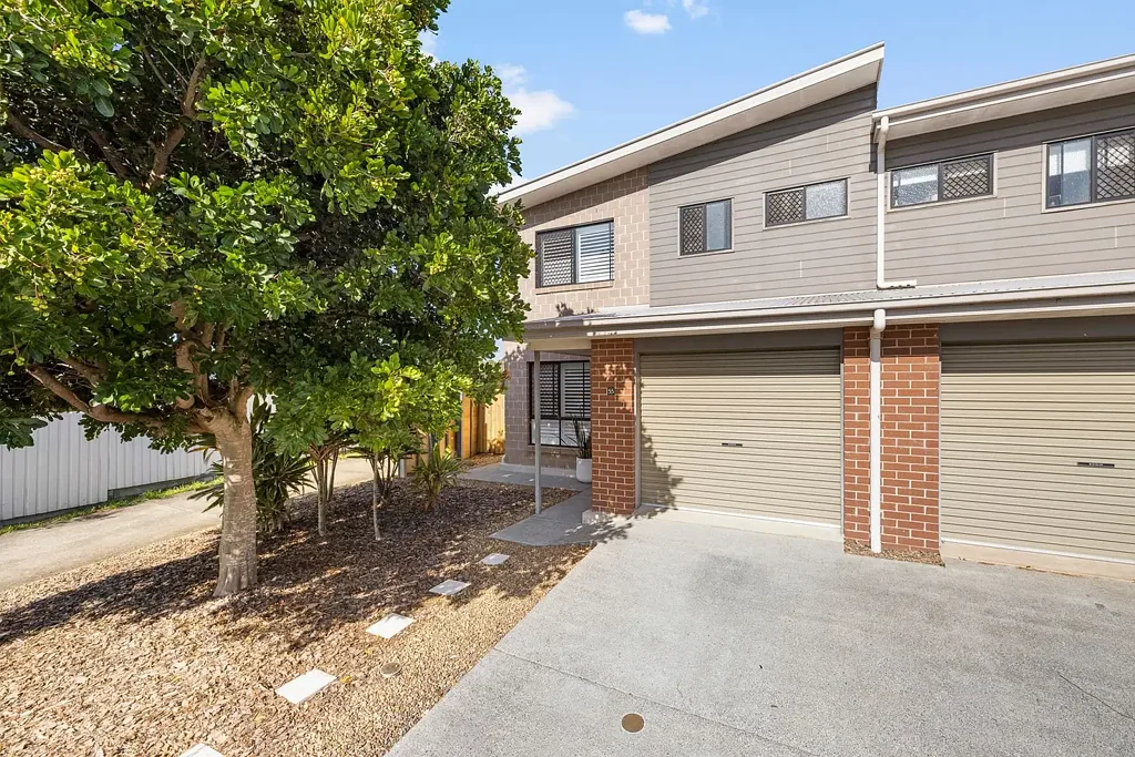 Thornlands 3Kwarto A Standout End-Position Townhouse with Space, Privacy & Three-Car Accommodation