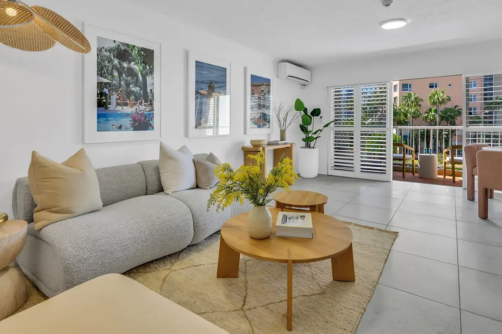 Broadbeach 3Phòng ngủ OVERSIZED, REFURBISHED SPLIT LEVEL APARTMENT