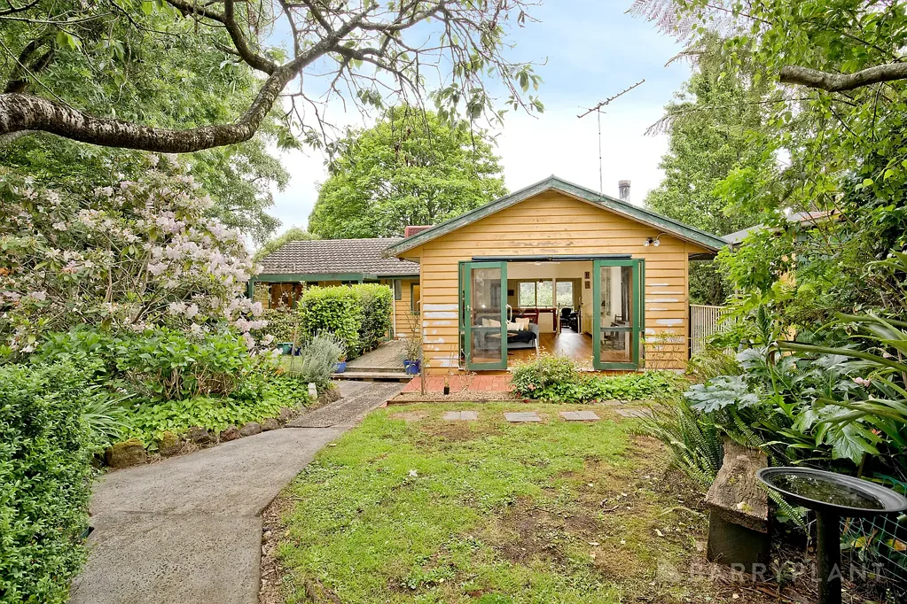 Emerald 3房 安静小巷私享 便捷步行生活 三卧两厅舒适 独立附属建筑 精心花园美景 Fantastic Location – 2 LIVING AREAS PLUS A SEPARATE BUNGALOW!