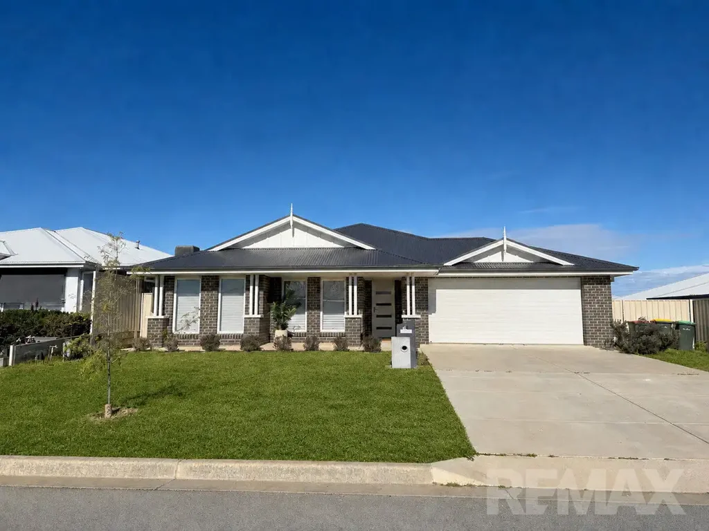 Fully Furnished Modern Home!