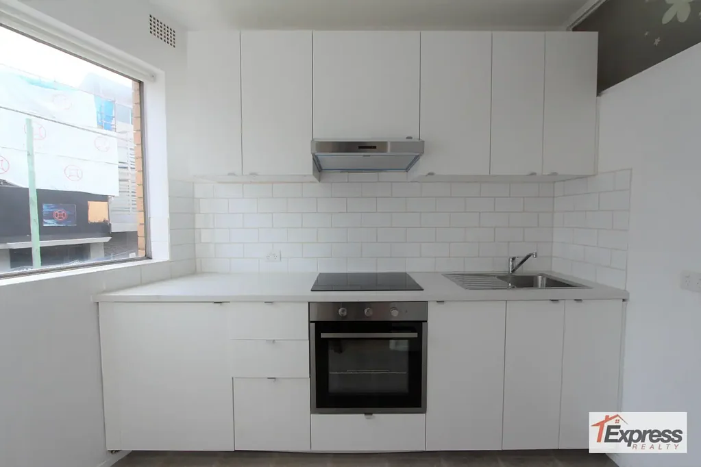 RENOVATED APARTMENT IN THE HEART OF ROSE BAY WITH PARKING