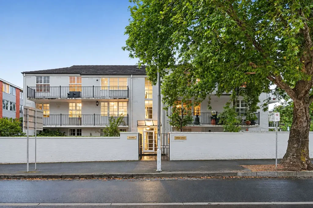 South Yarra 3房 Prestigious Domain Precinct 罕见的独立屋般宽敞公寓 Rare House-like proportions in Prestigious Domain Precinct