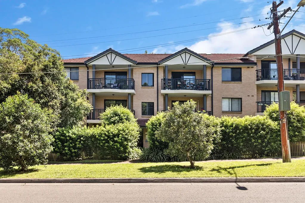 Spacious Ground Floor Apartment with Courtyard in Prime Roseville Location