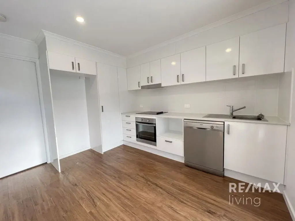 Modern Duplex in Convenient Location - UNDER APPLICATION