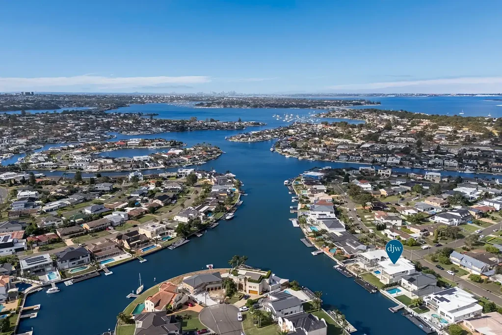 Sylvania Waters 4房 水滨全景豪宅 双砖混凝土结构 高端装修 玻璃墙设计 盐水泳池水疗 厨师厨房 主卧套房 双车库浮筒 Luxury deep waterfront living at its finest