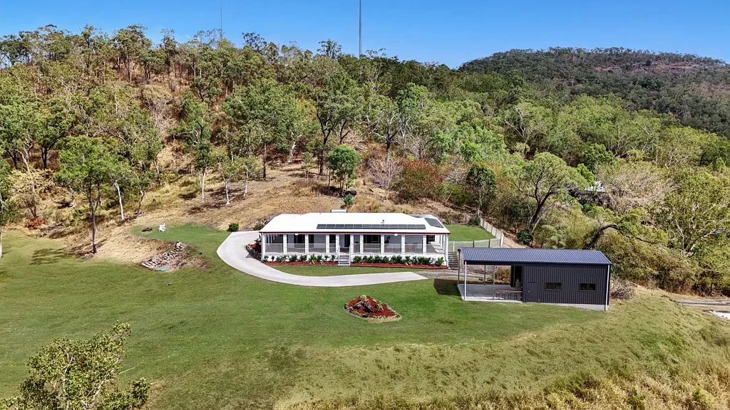 Alligator Creek 3房  Elevated Acreage Living with Sweeping Mountain Views and Cooling Breezes!