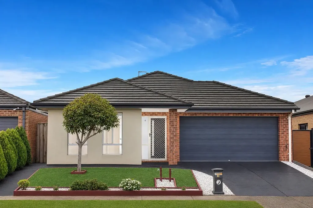 Manor Lakes 4 Bedroom Freshly Updated Family Stunner with Multiple Living Zones, High Ceilings & Prime Walkability!
