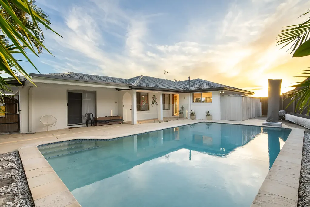 Broadbeach Waters 3 Slaapkamer Owner Says Time to Go! Waterfront Downsizer