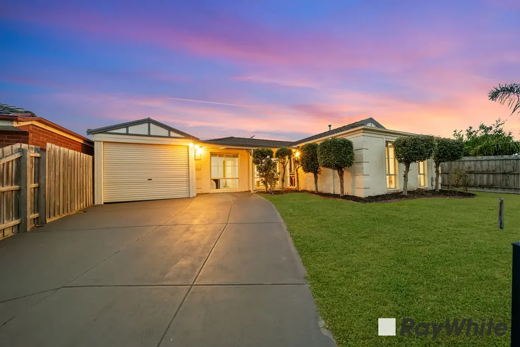 Narre Warren South 3房 三卧温馨之家 主卧带起居室 木地板暖意融融 带顶棚露台 按摩浴缸享放松 全围栏车库安全 便利购物近邻 优质学校环绕 Timeless Charm Meets Everyday Comfort