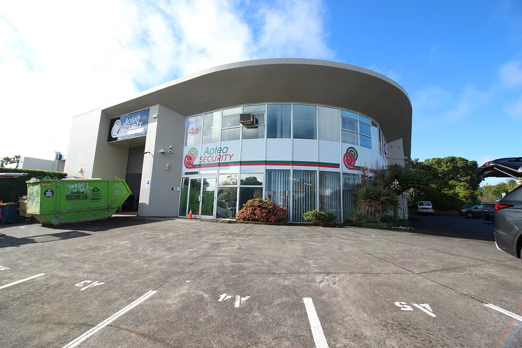 Albany Appealing road front office warehouse for lease