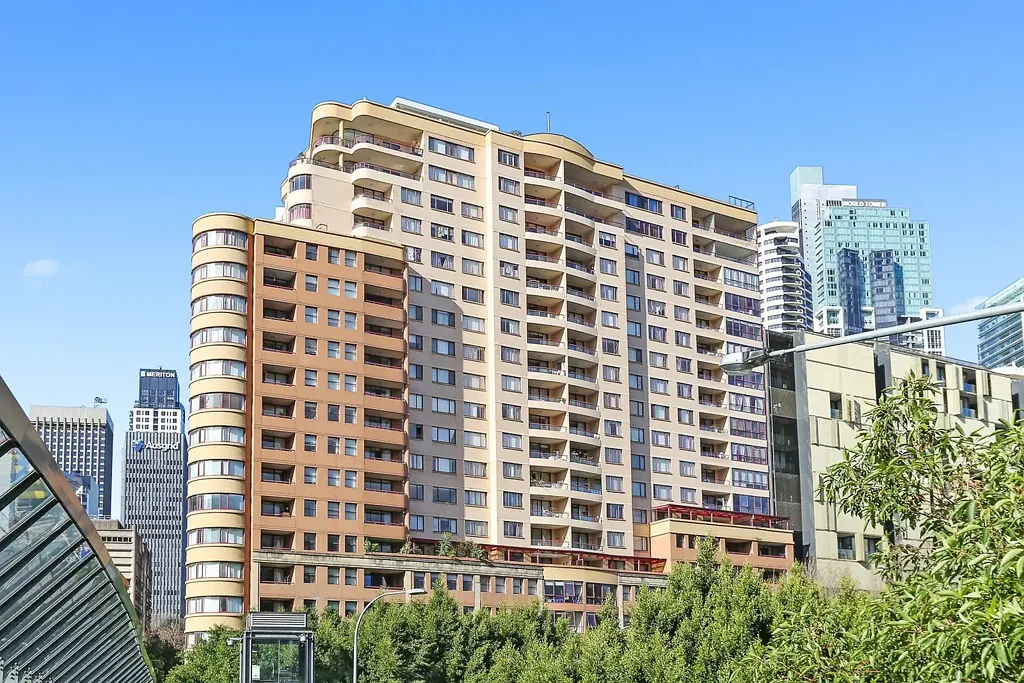 Prime location: Harbourside living - 2 bedroom apartment with lock up garage
