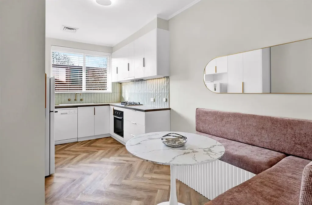 Prahran 2房 顶楼位置 全屋翻新 东向阳台 高天花板 宽敞空间 充足储物 安全停车 House-Like Proportions. Designer Renovation. Top Floor.
