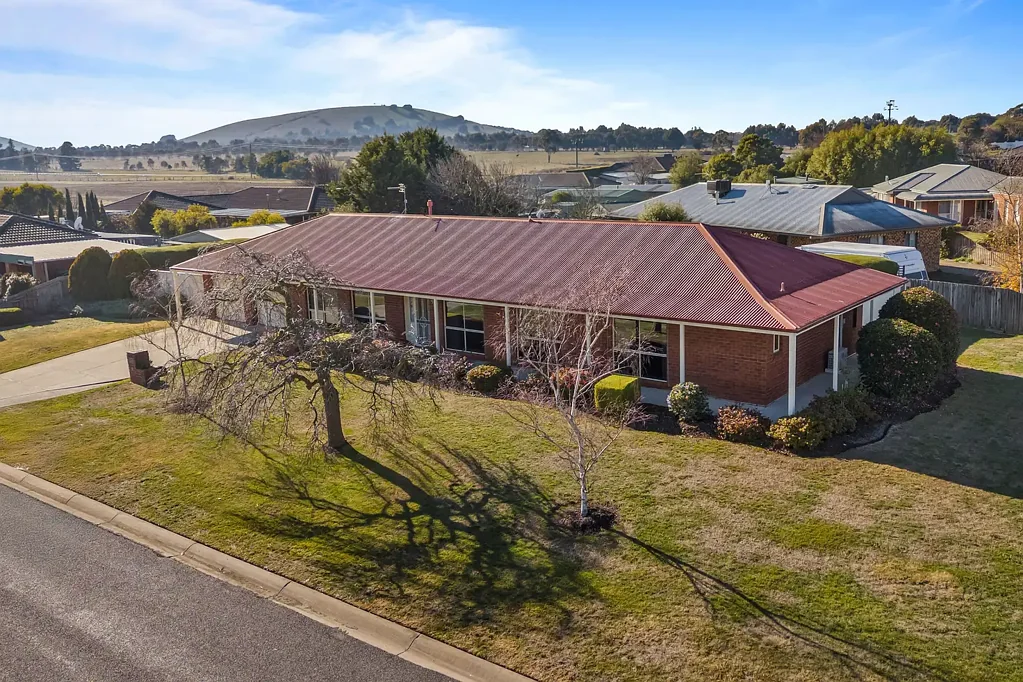 Miners Rest 4ਬੈੱਡਰੂਮ Immaculate Family Home on a Spacious Corner Block in a Quiet, Convenient Locale
