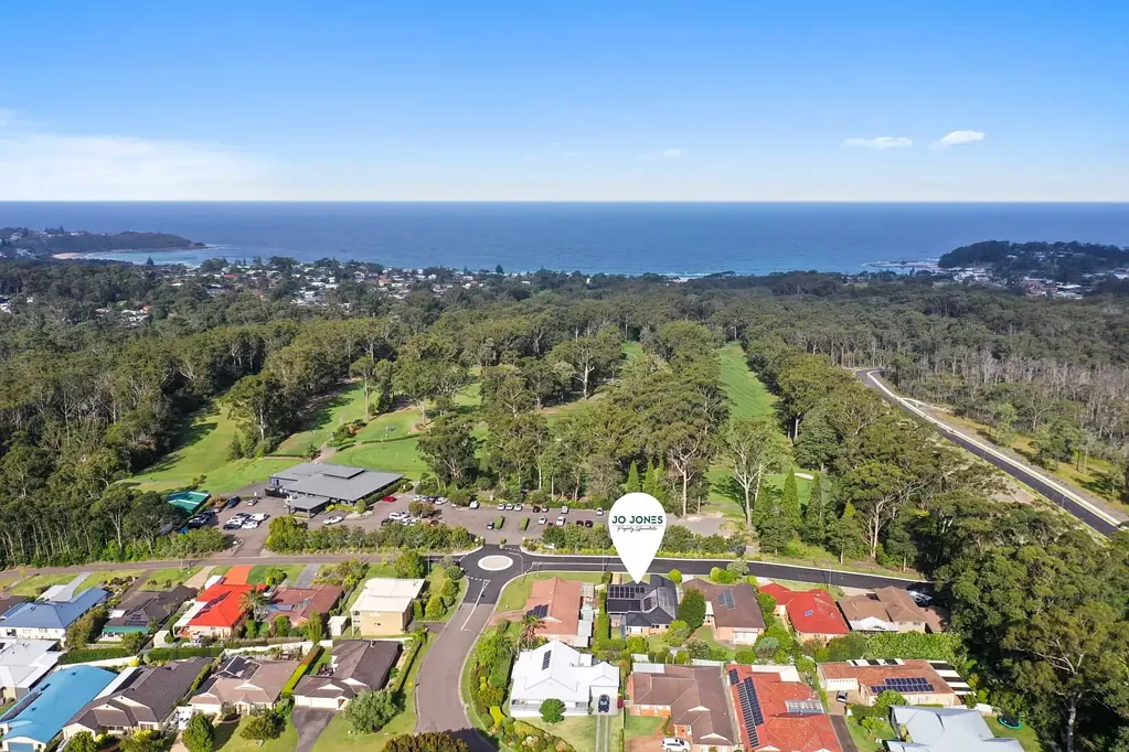 Mollymook Beach 4બેડરૂમ Wake Up Opposite the Fairway - Steps from Mollymook's First Tee