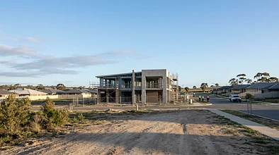 Labor's negative gearing and CGT reforms projected to cut 10,700 homes and 4,700 jobs, industry modelling warns
