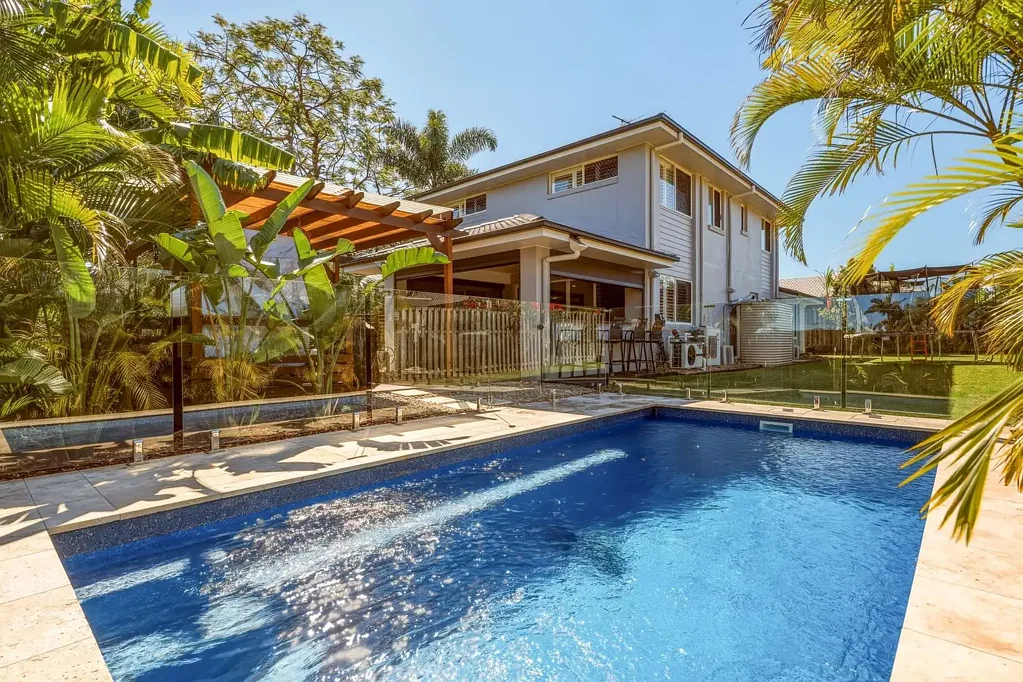 Nudgee 4房 带度假村风格泳池的现代家庭住宅 Contemporary Family Living with a Resort-Style Pool
