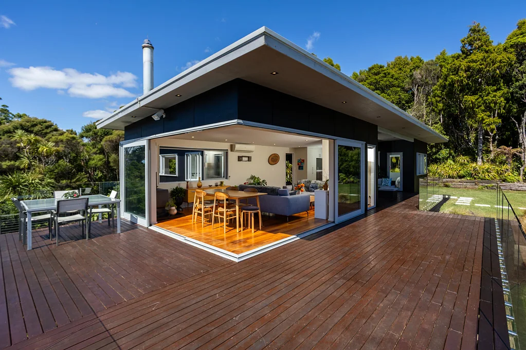Piha 3房 奥克兰西海岸设计师住宅！8005m²地块，绿意环绕，鸟鸣为伴，宁静私密与都市便捷兼得！ Head Of The Valley-Sea Views