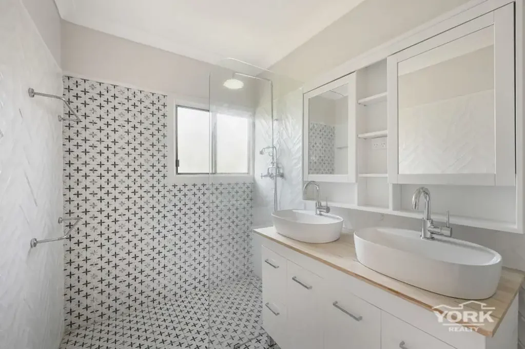 Centenary Heights 3房 在918平方米毗邻公园绿地的土地上实现梦想 Finish The Dream On 918mÂ² Backing Onto Parkland