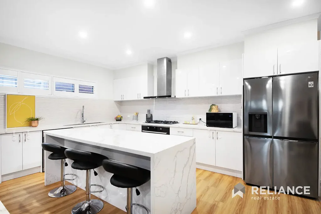 Point Cook 3chambre Zoned to Featherbrook P-9 ! LOCATION IS KEY !

Get in touch to organise a PRIVATE INSPECTION.