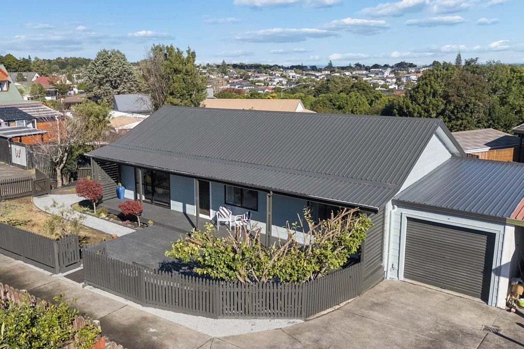 Totara Heights 3房 业主移居海外，急售！全面翻新住宅，全围栏庭院，短驱至超市，交通便利！ Urgent Sale - Vendor Overseas Bound