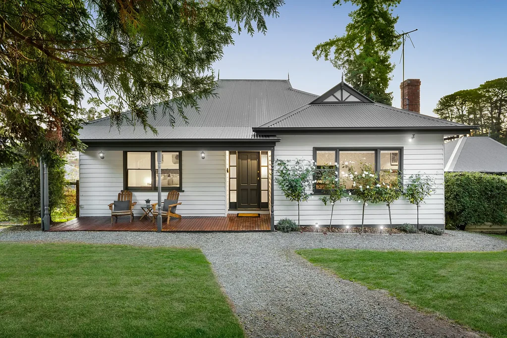 Healesville 4ห้องนอน A Rare Offering: Provincial Charm, Proven Income
