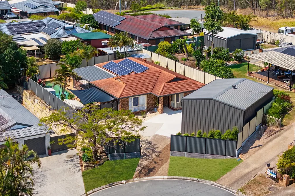 Beenleigh 3침실 PRIVATE LOW-SET LIVING WITH STUNNING POOL AND MASSIVE SHED