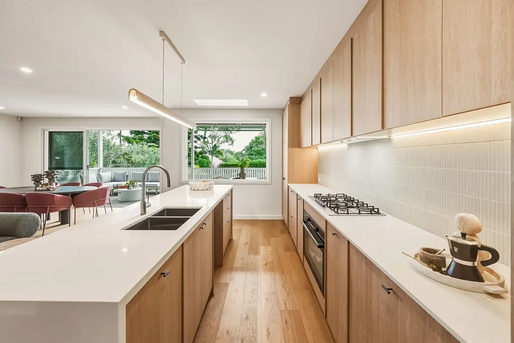 Wavell Heights 5房 20米临街面 764平米地块 双层家庭住宅 现代舒适设计 东北向五卧 明亮通风 主卧带衣帽间 高级浴室装修 户外空间宽敞 学区便利交通 The Milkshakes Bring all the Crowds to the Yard