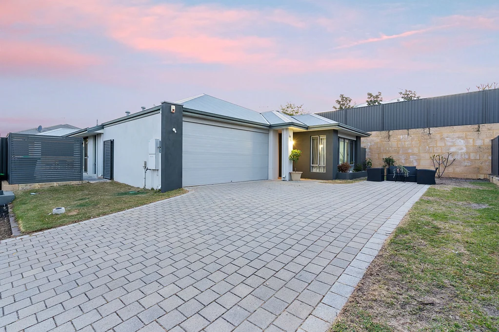 33 Sissinghurst Crescent, Landsdale, WA 6065